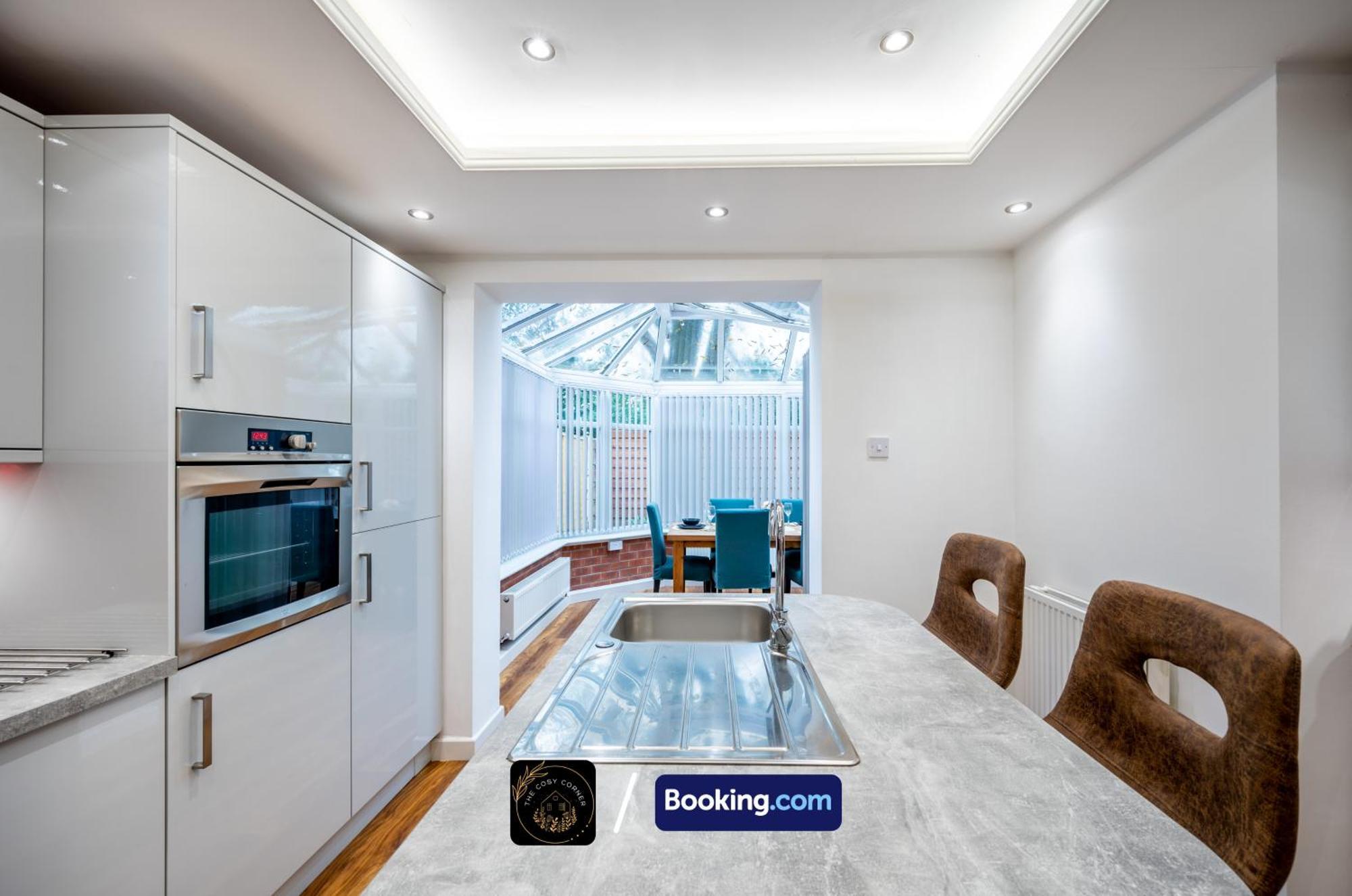 Apartament Cosy 3-Bed House, Garden & Free Parking In Stretford Manchester Zewnętrze zdjęcie